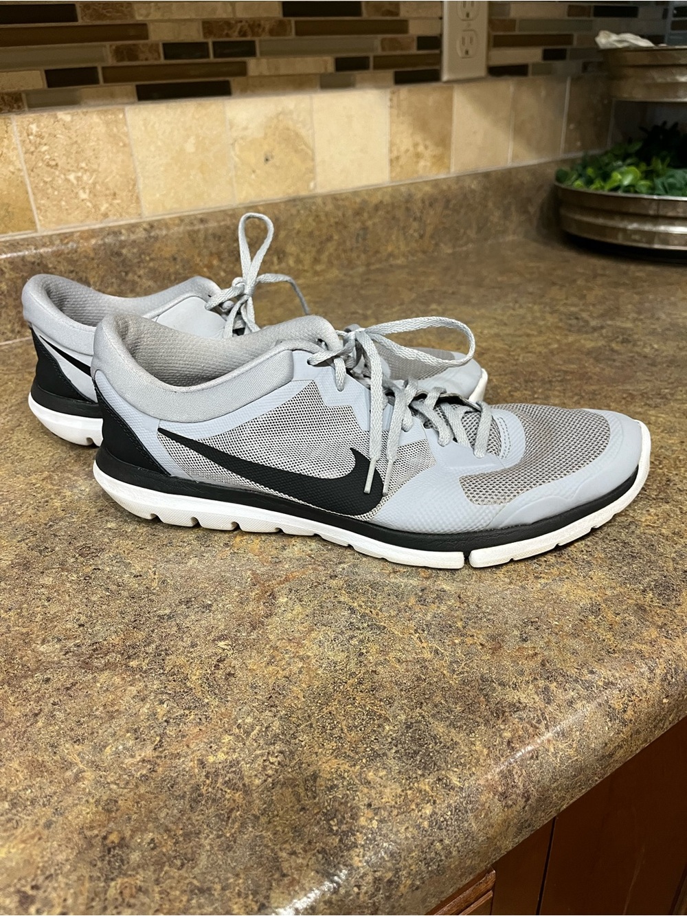 Nike Flex Run 2015 RN Men’s 11 Wolf Grey Black Running Shoes Athletic